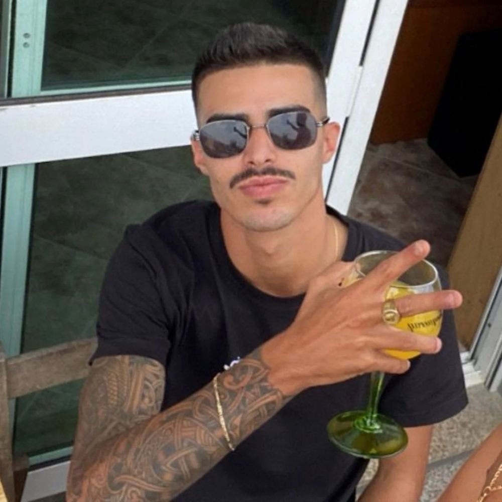 Uma colisão fatal entre dois veículos pesados na Autoestrada A13, em Penela, resultou na morte de um jovem motorista e causou ferimentos graves a outra pessoa.
O acidente provocou o encerramento total da via e mobilizou um dispositivo de socorro significativo.