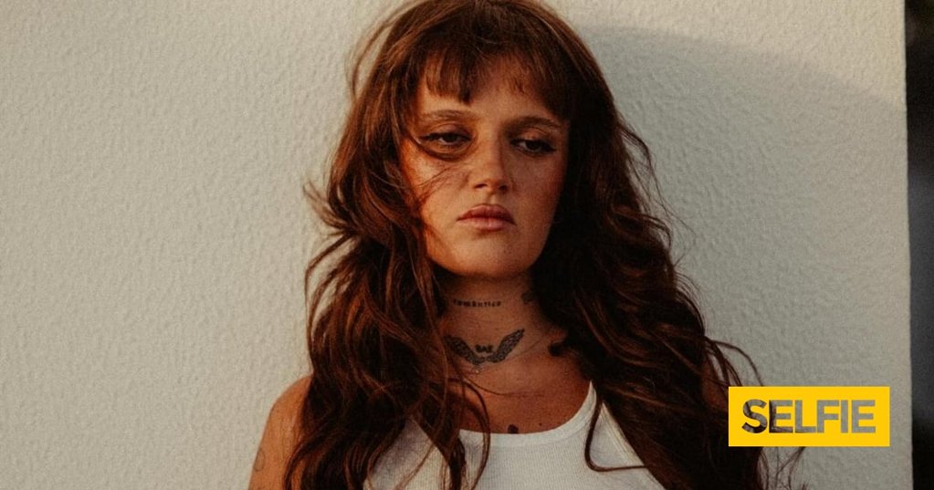 Ameaças a Carolina Deslandes: Cantora responde com "coragem" em palco
