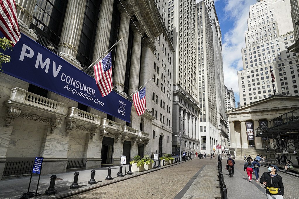 Wall Street fecha em forte baixa com dados do emprego e demissão na Casa Branca