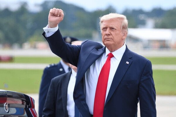 UE e EUA selam acordo comercial sob pressão de tarifas de Trump