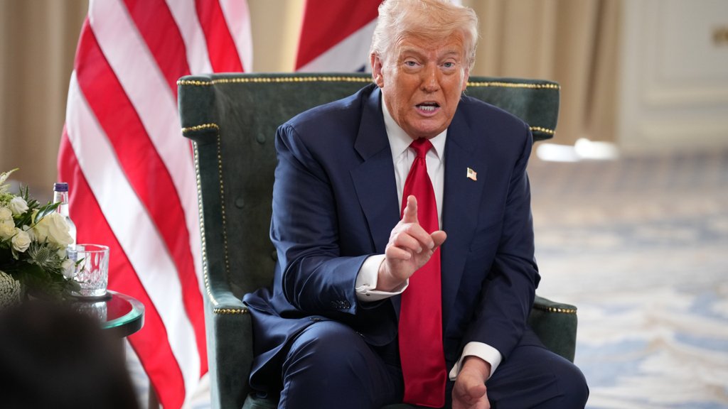 Trump anuncia tarifa de 100% sobre semicondutores e Apple reforça investimento nos EUA